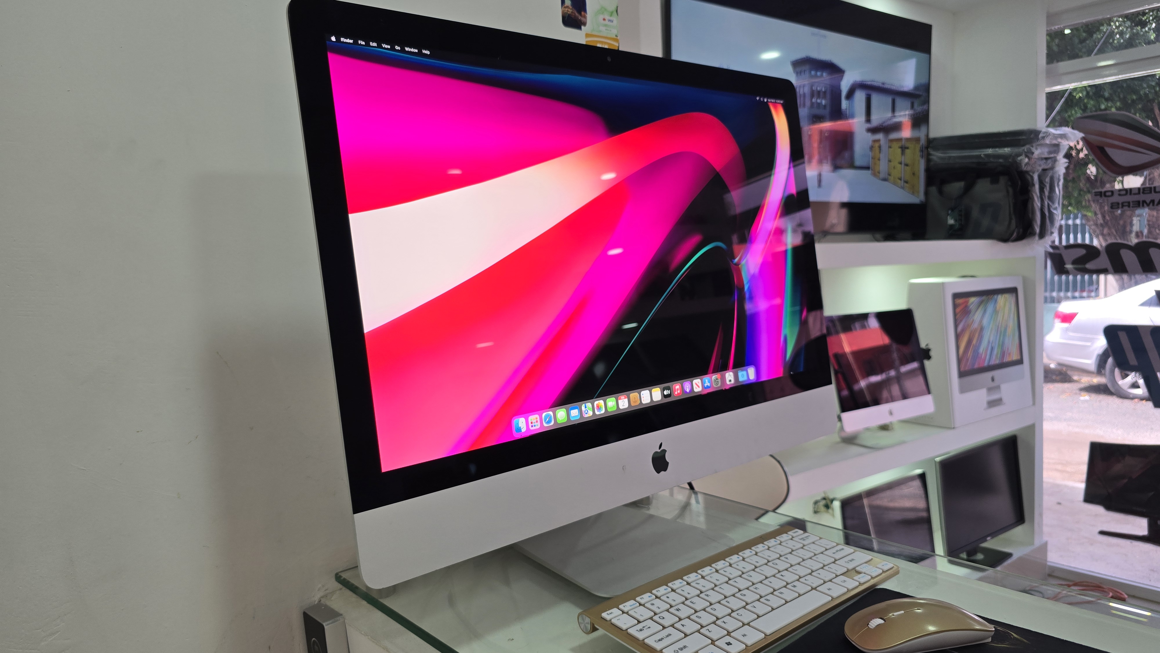 computadoras y laptops - Apple imac 4K 21 Pulg Core i5 Ram 8gb Disco 256gb solido año 2017