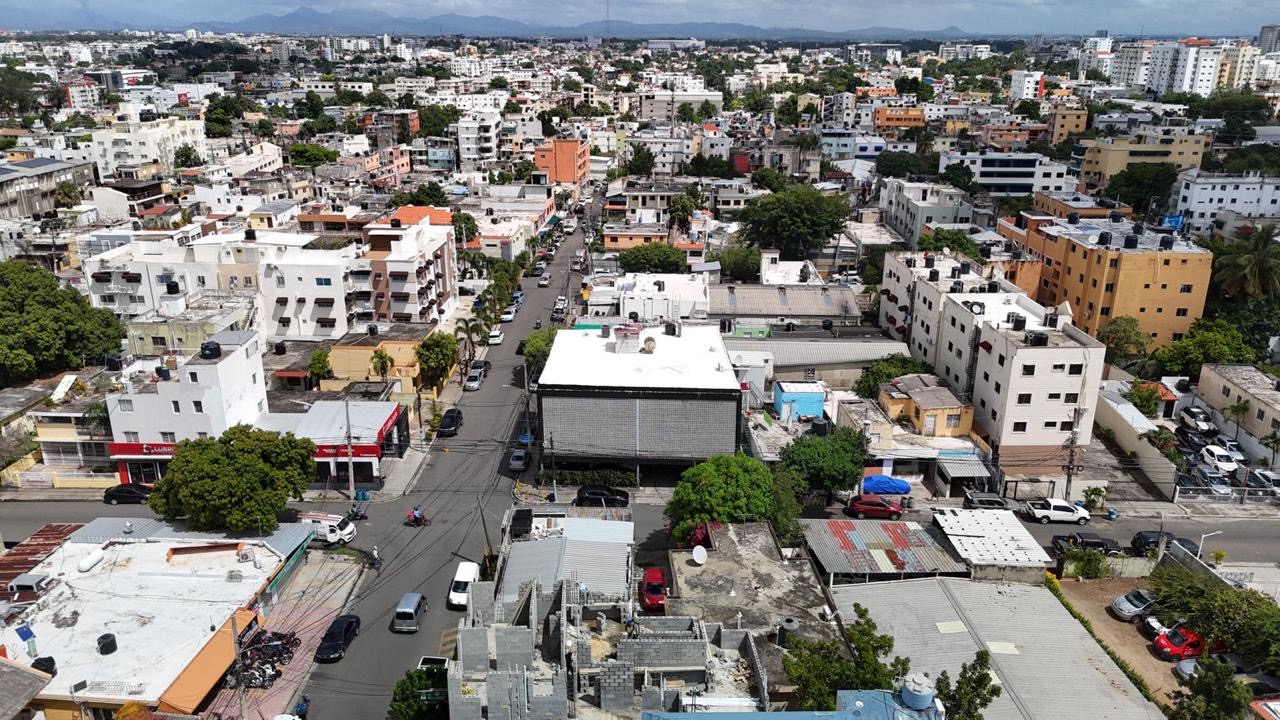 casas - Vendo casa solar ensanche Quisqueya de oportunidad