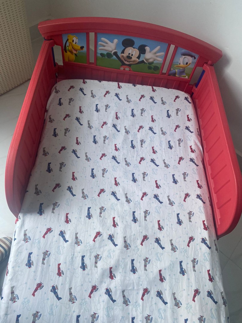 muebles - Cama de niño con dibujos de Mickey Mouses, incluye el colchón