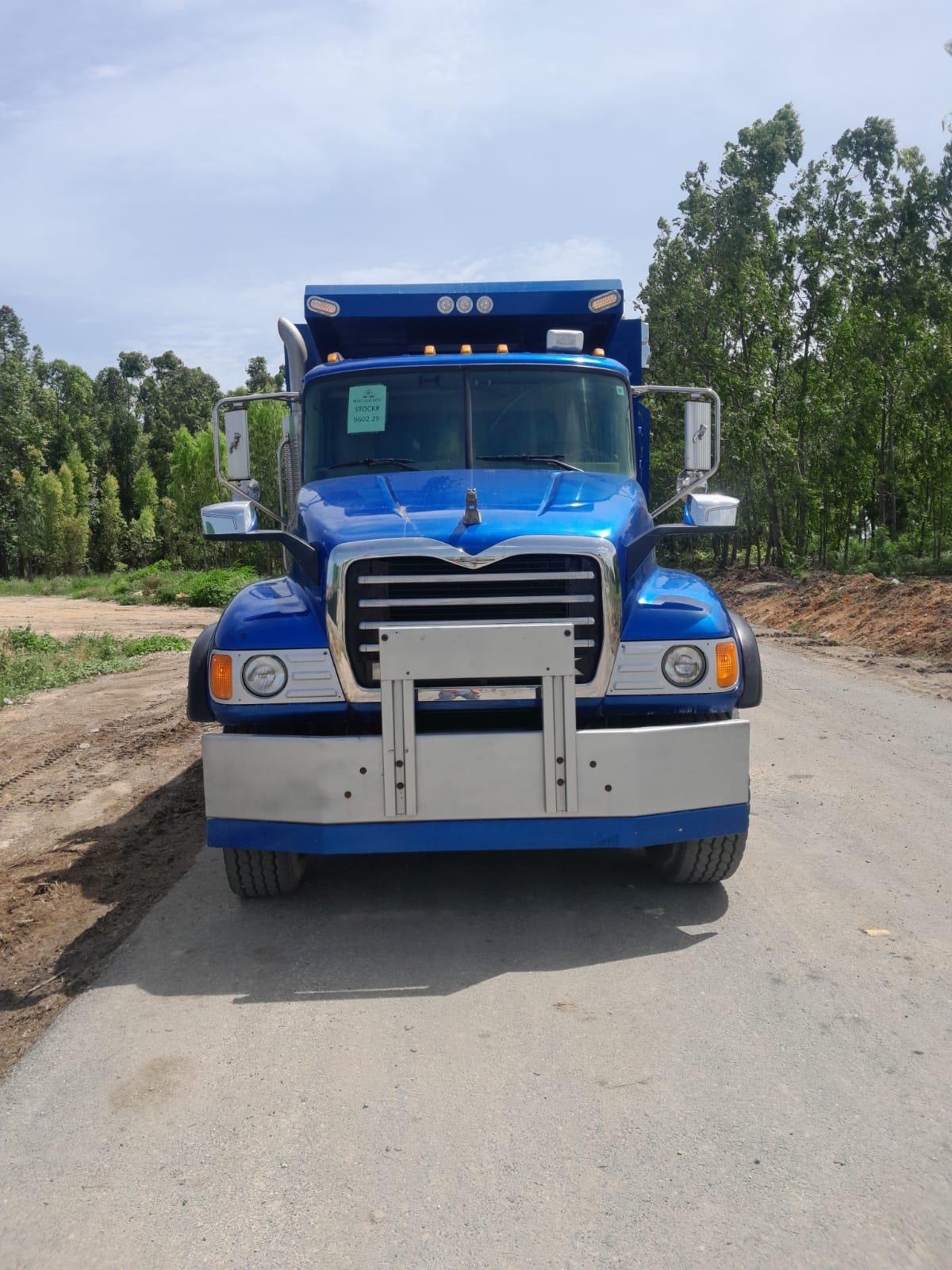 otros vehiculos - camión marca marck año 2004 poco tiempo en dominicana 