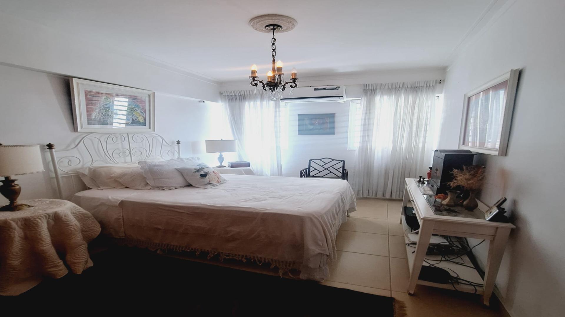 apartamentos - Amplio apartamento de 3 habitaciones en venta en Evaristo Morales 8