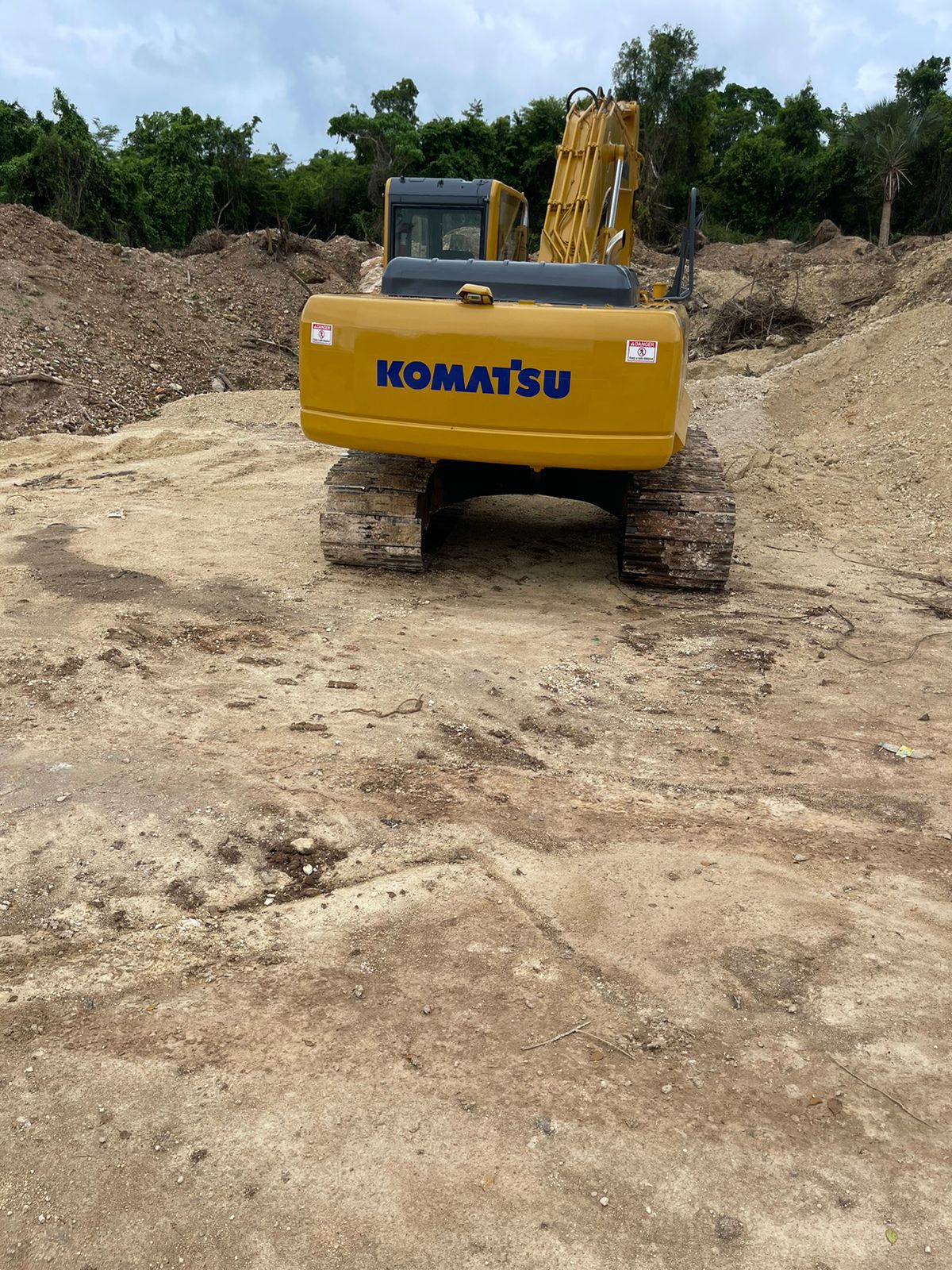 camiones y vehiculos pesados - Komatsu PC200-8 año 2009 