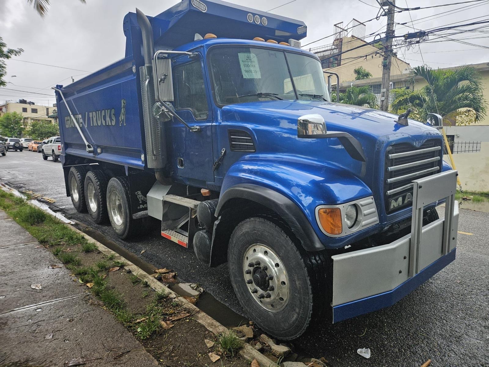 otros vehiculos - camión marca marck año 2004 poco tiempo en dominicana  3