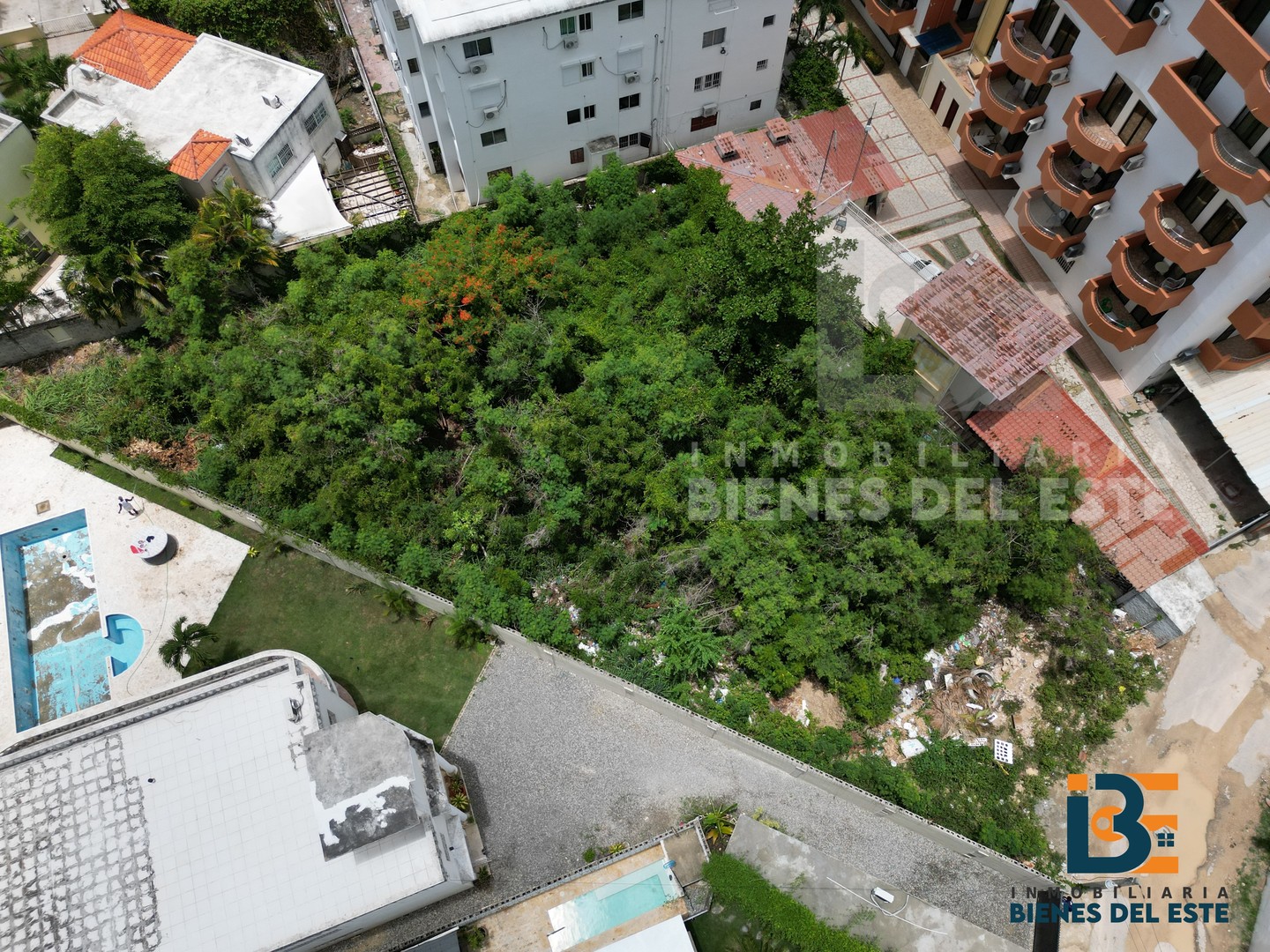 solares y terrenos - 
Se VENDE  Excelente Solar  con 1,024 metros en el CENTRO DE JUAN DOLIO 6