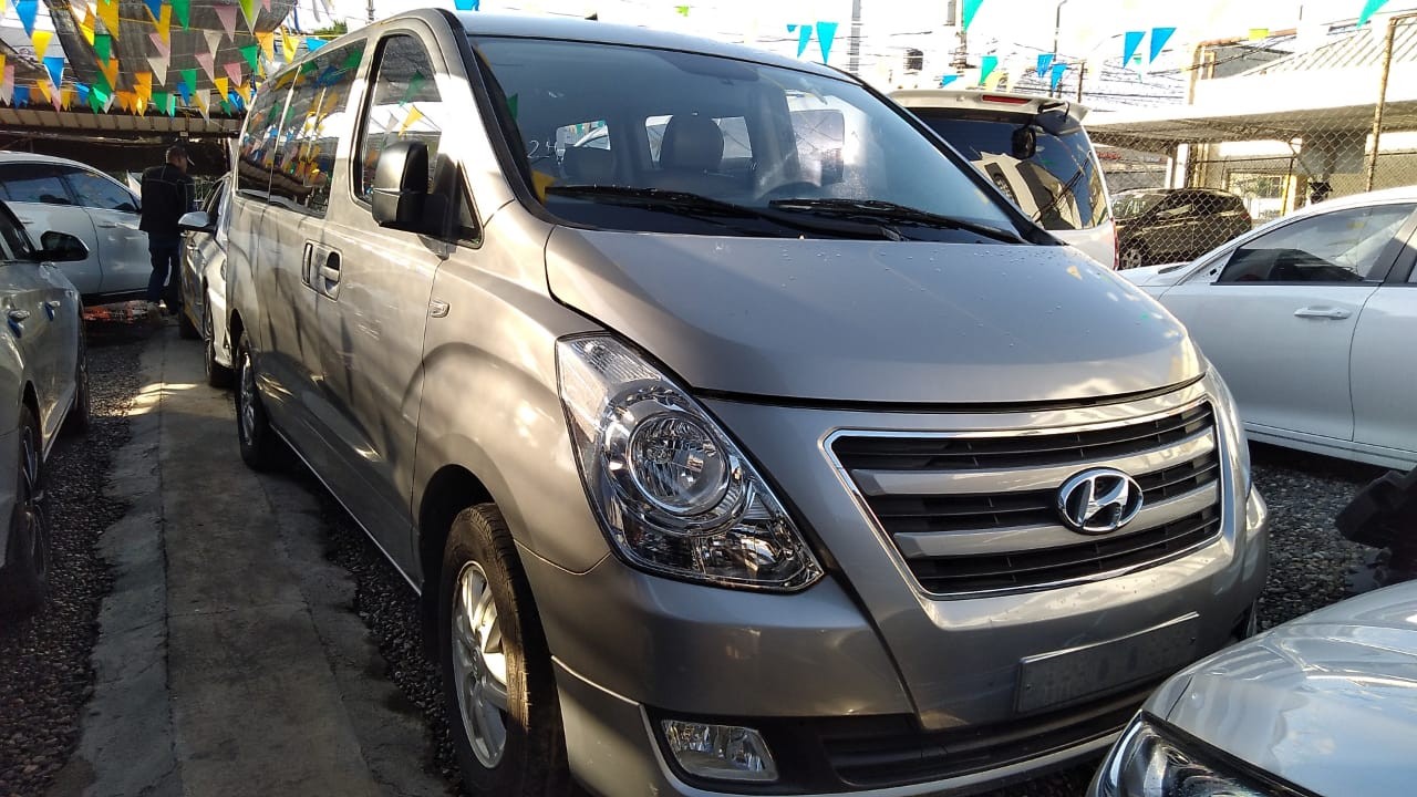 jeepetas y camionetas - HYUNDAI STAREX 2017 GRIS 0