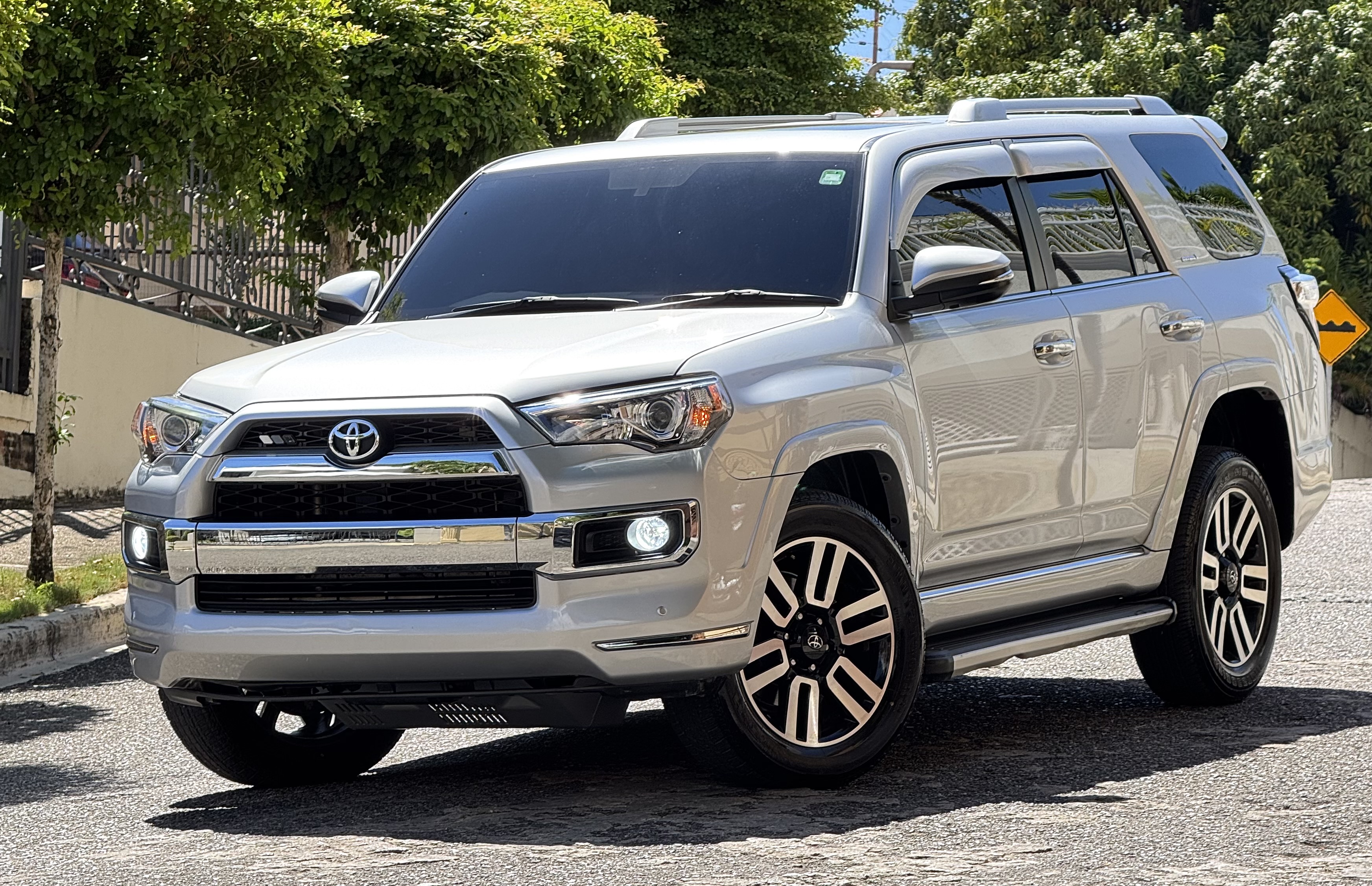 jeepetas y camionetas - Toyota 4runner Limited 4x4 3 filas 2019