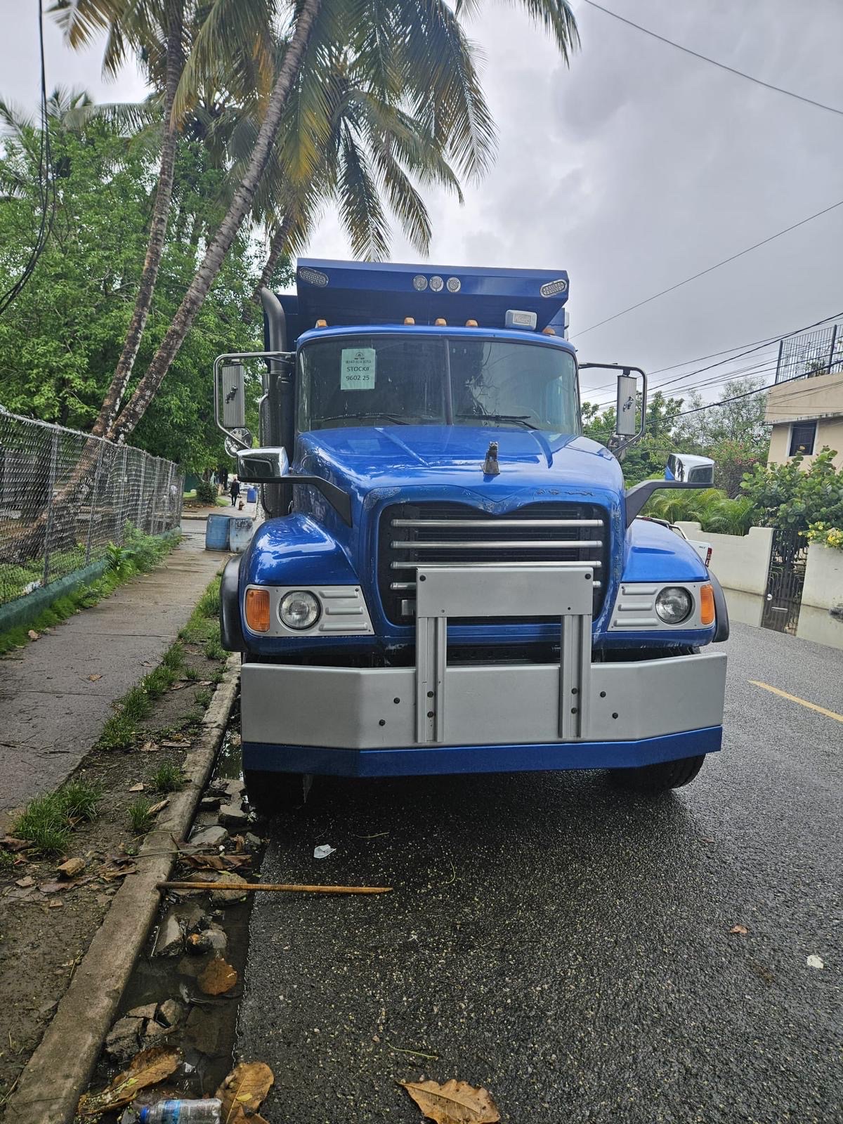 otros vehiculos - camión marca marck año 2004 poco tiempo en dominicana  4