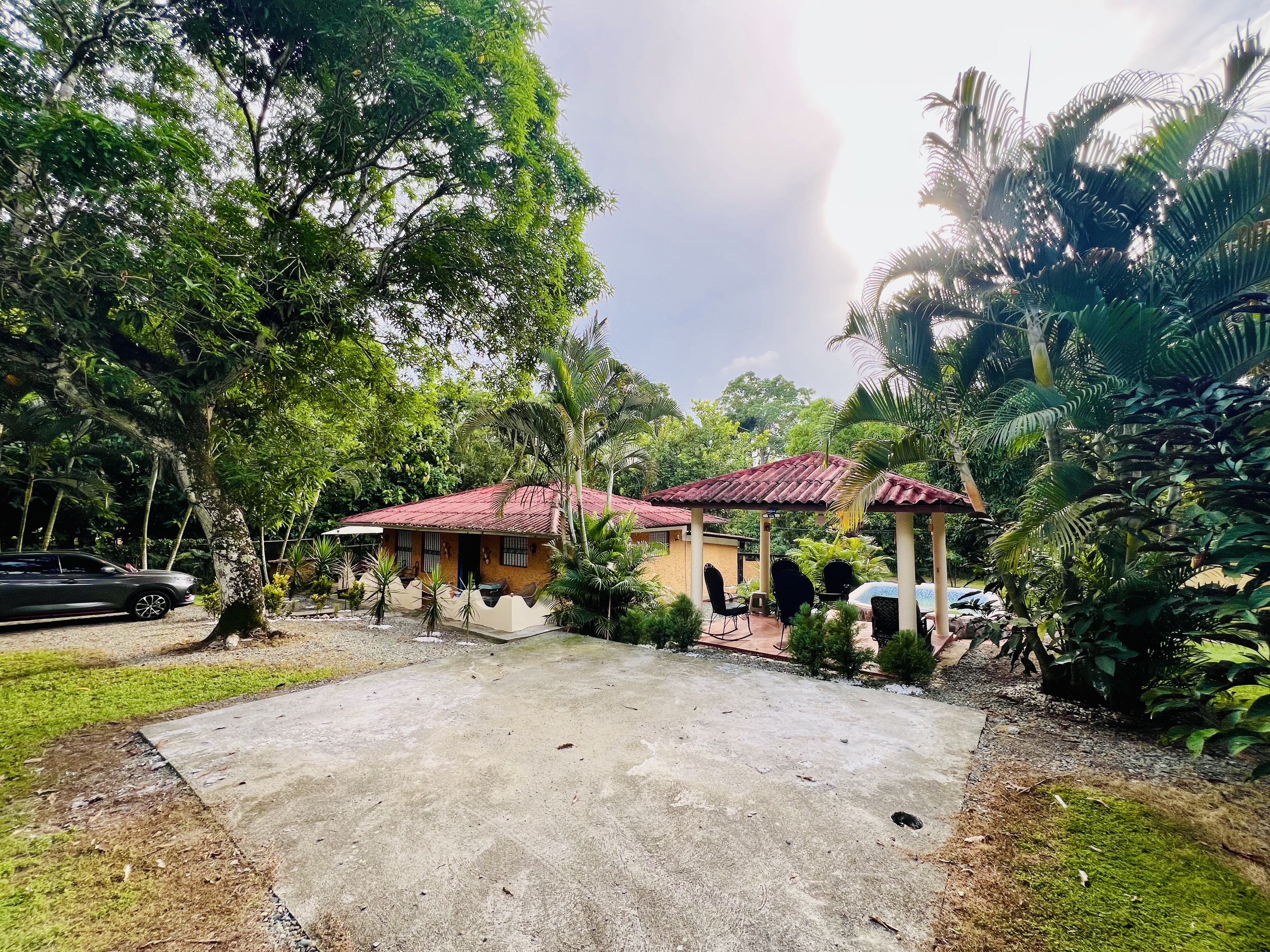 casas vacacionales y villas - Villa de 4 hab. Piscina con estilo colonial campestre, Monte Plata 9