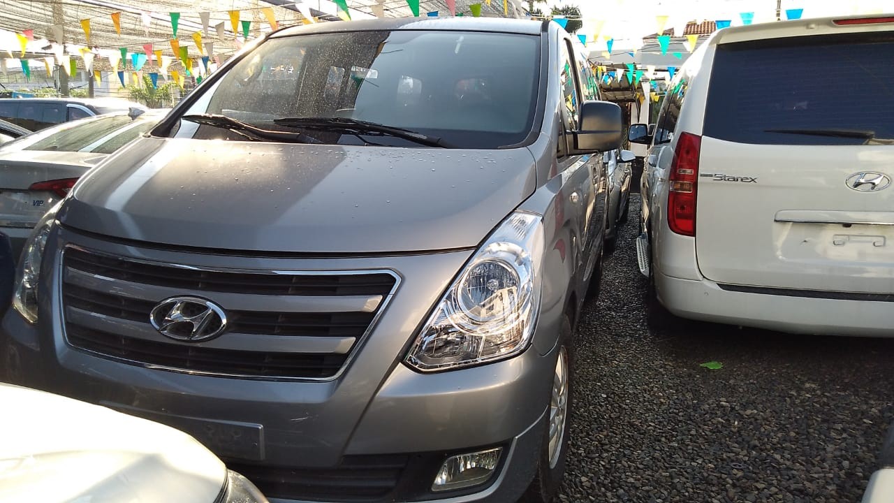 jeepetas y camionetas - HYUNDAI STAREX 2017 GRIS 1