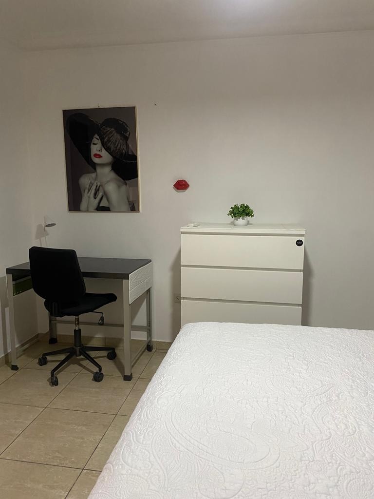 apartamentos - Sector Gazcue 
Entre Bolivar y Pasteur.. muy céntrico .
1 Hab 
1 1/2 baño 
1er n 4