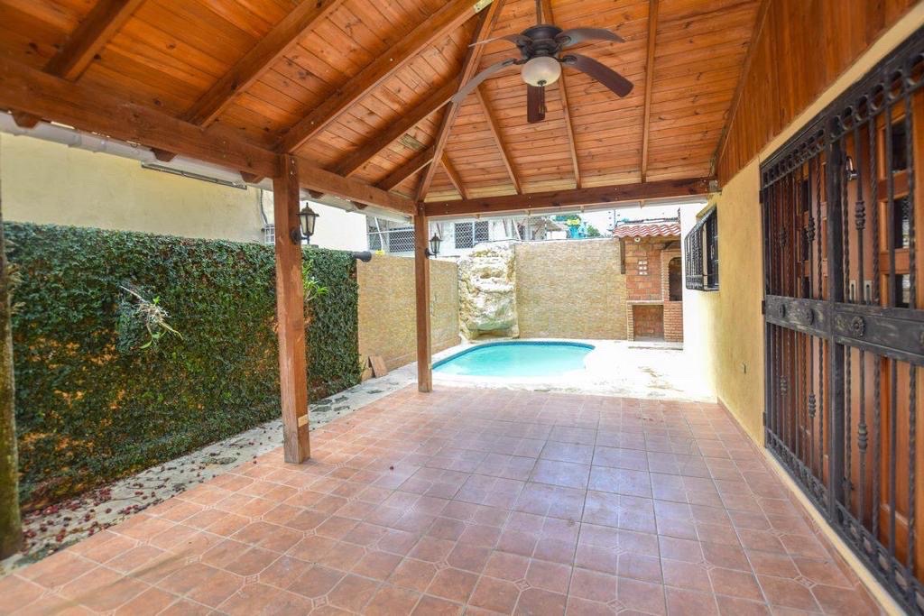 casas - venta de casa con piscina en Arroyo Hondo Santo Domingo República Dominicana  4