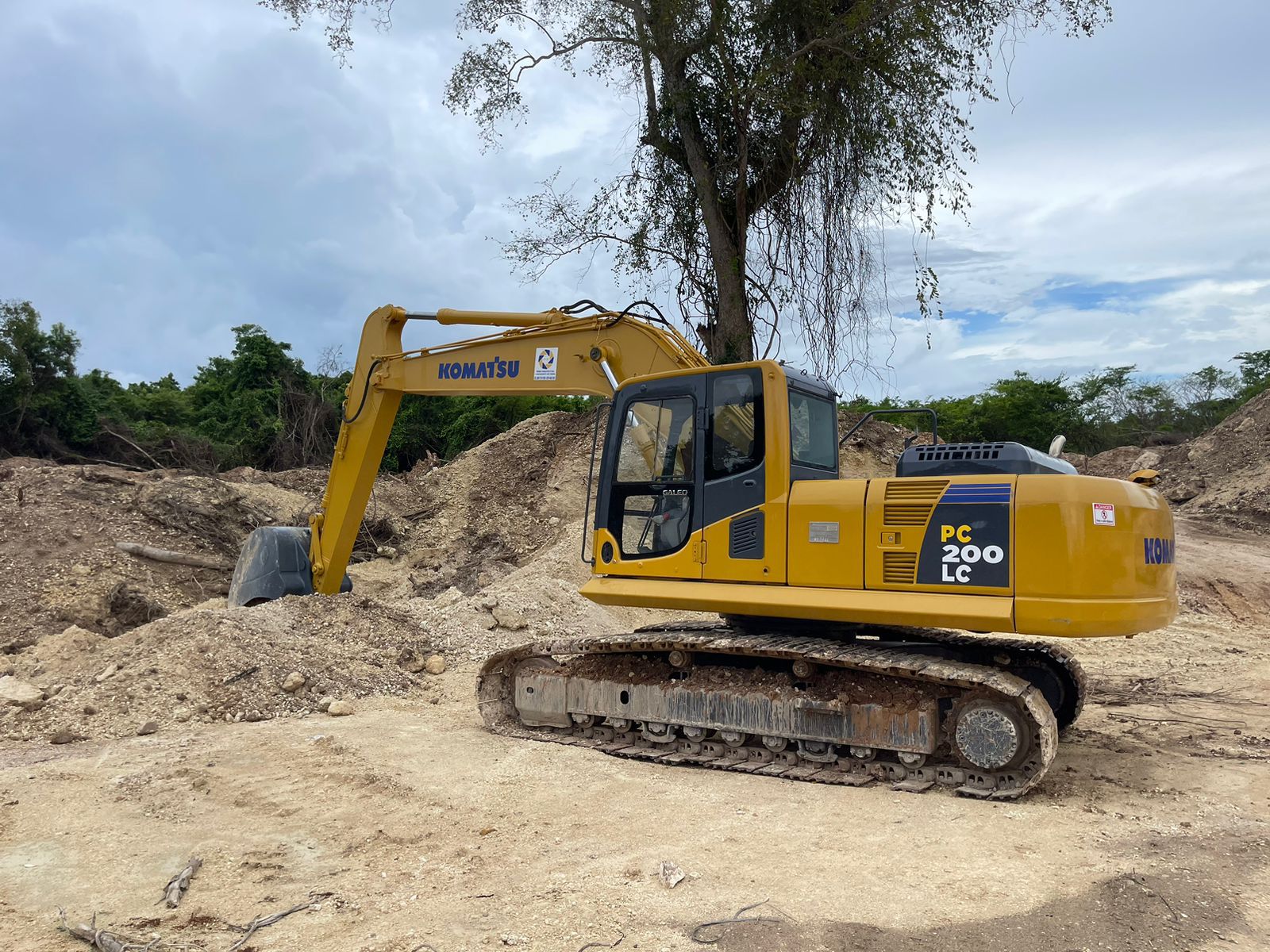 camiones y vehiculos pesados - Komatsu PC200-8 año 2009  1