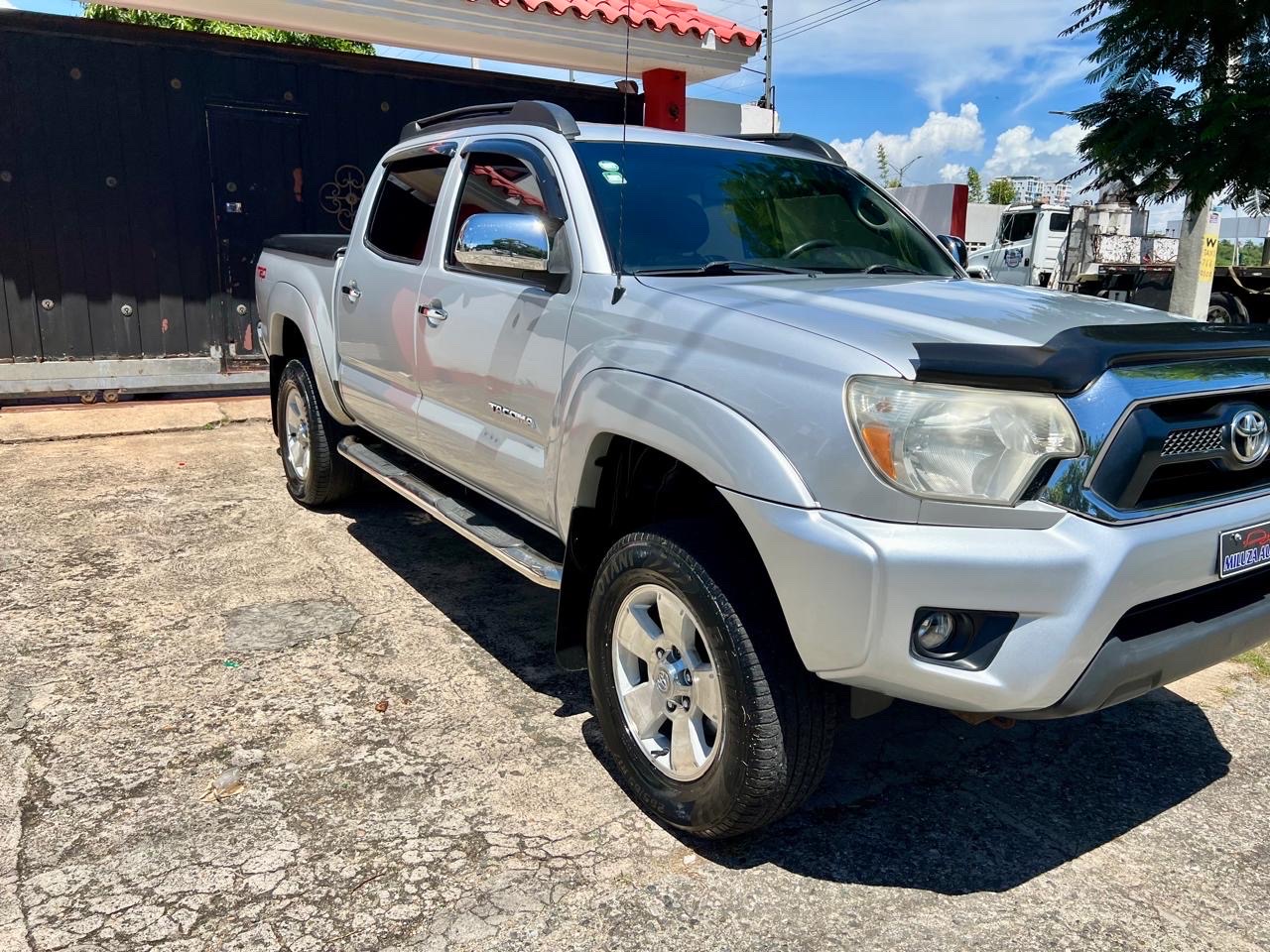 jeepetas y camionetas - Toyota Tacoma 2012 en venta 3