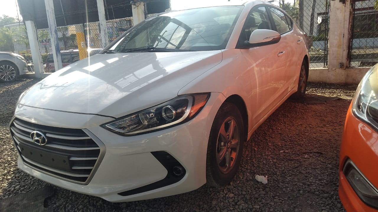 carros - HYUNDAI AVANTE 2017 BLANCODESDE: RD$705,100.00 2