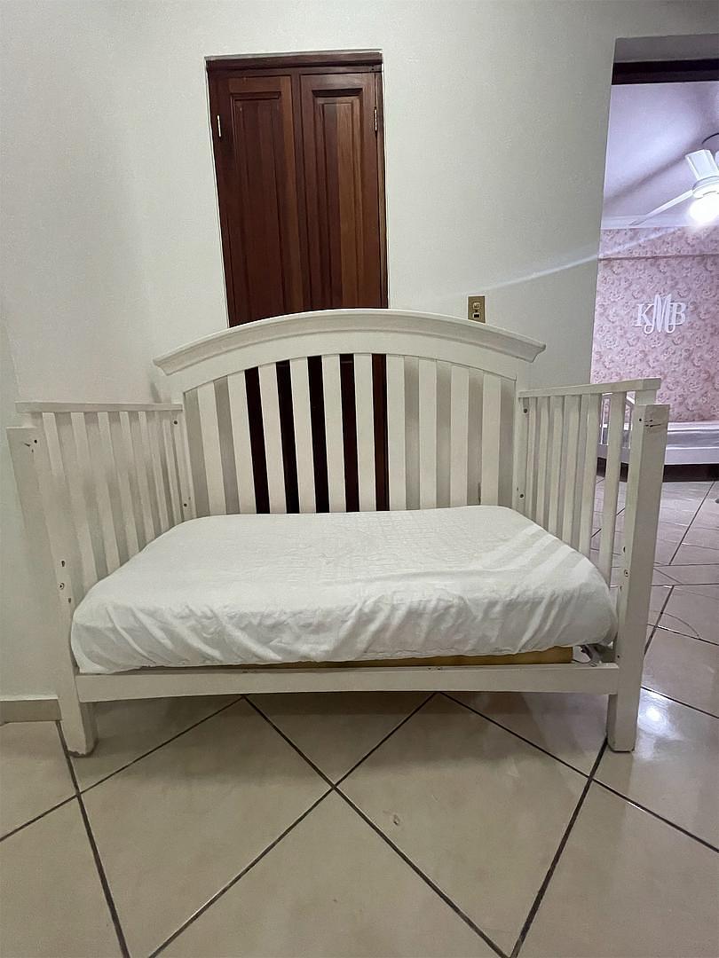 muebles - Cuna-cama blanca importada en excelente condición con colchón y juego de bumper 