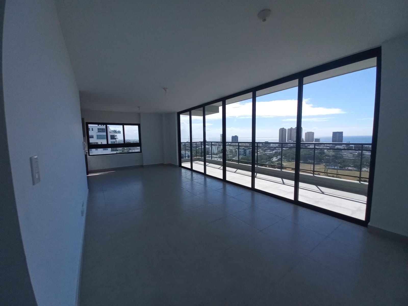 apartamentos - vendo apto con vista al mar 
piso alto 
200. Mt2. 
3 habitación 

us$ 400,000 2