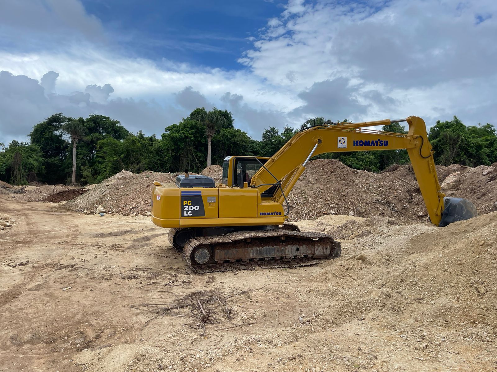 camiones y vehiculos pesados - Komatsu PC200-8 año 2009  2