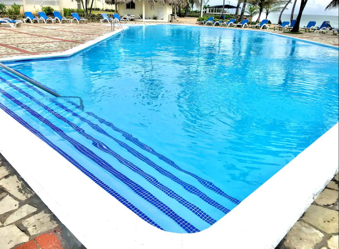 casas vacacionales y villas - Apartamento frente al mar con piscina 8