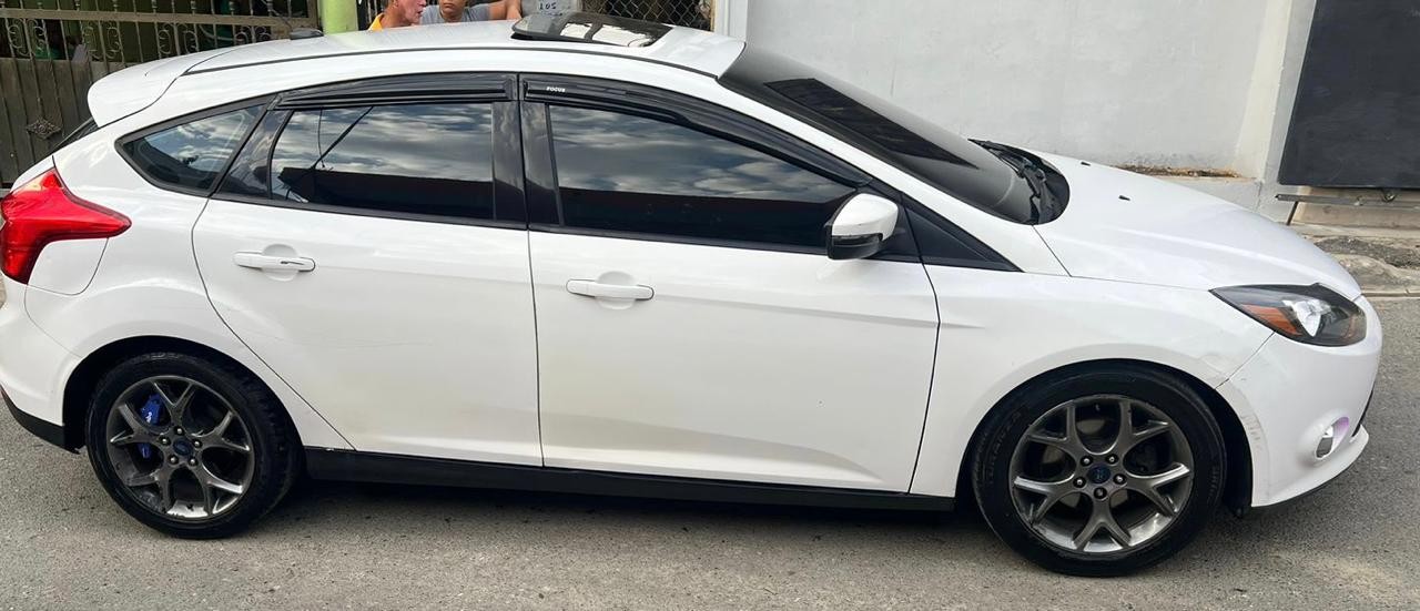 carros - Vendo increible carrro ford hatchback 2013 2