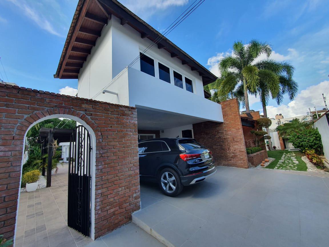 casas - Hermoso hogar con diseño clásico (Casa de doble nivel) 1