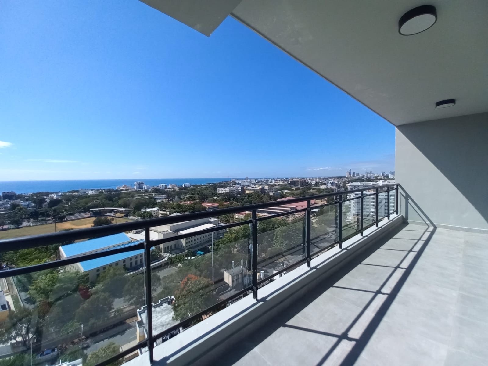 apartamentos - vendo apto con vista al mar 
piso alto 
200. Mt2. 
3 habitación 

us$ 400,000 3