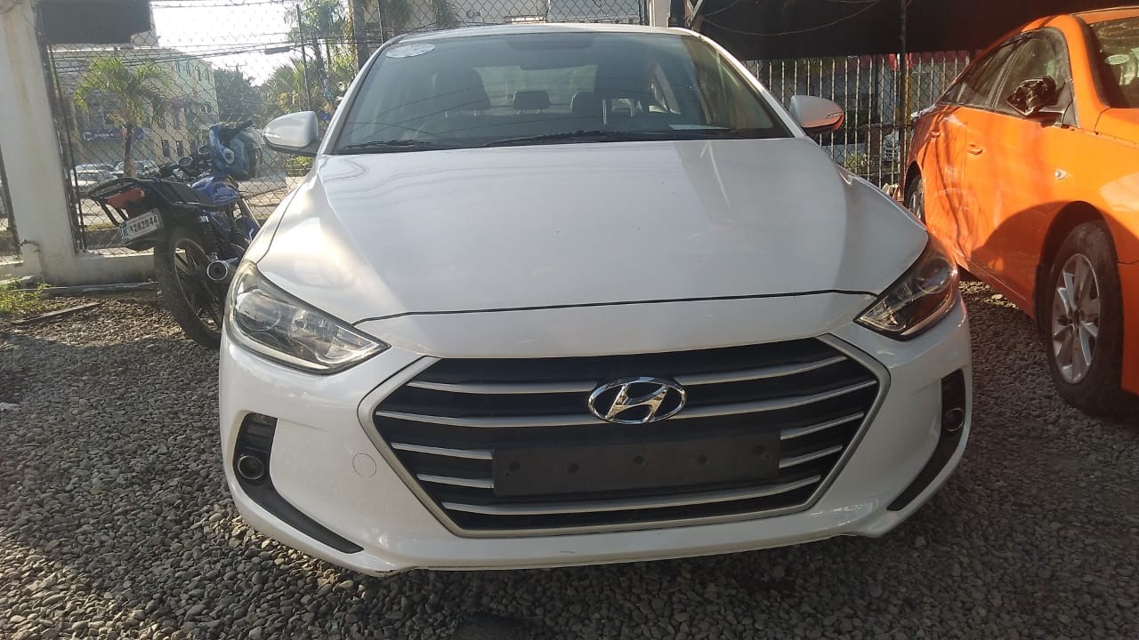 carros - HYUNDAI AVANTE 2017 BLANCODESDE: RD$705,100.00