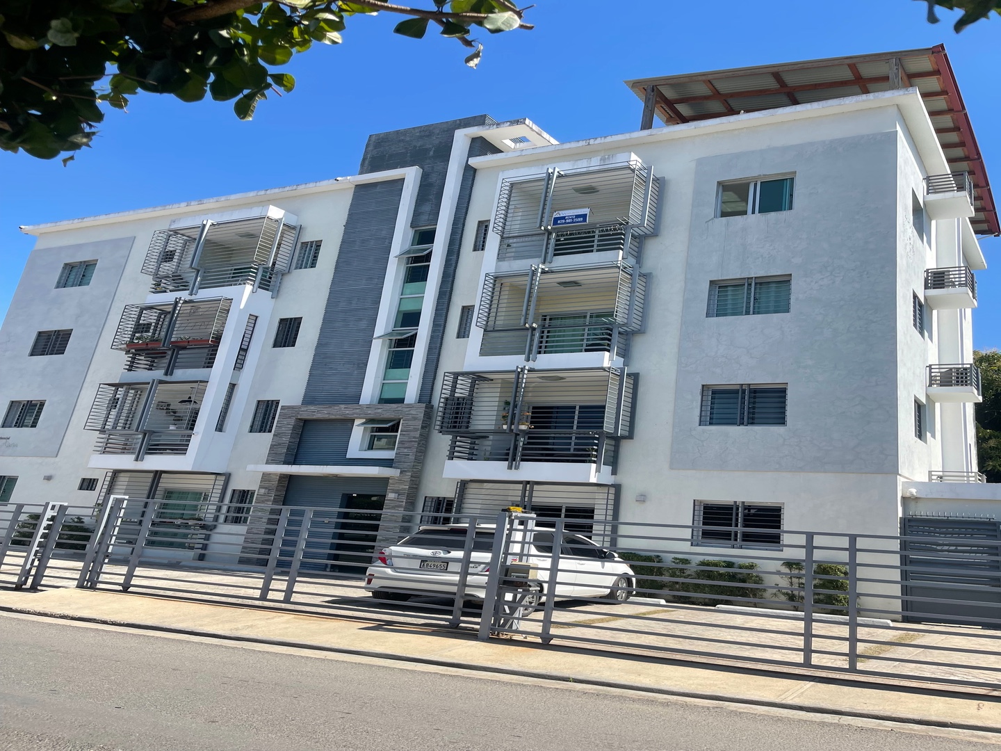 apartamentos - Evelin Martínez Real Estate renta cuarto piso con terraza en los Alamos 