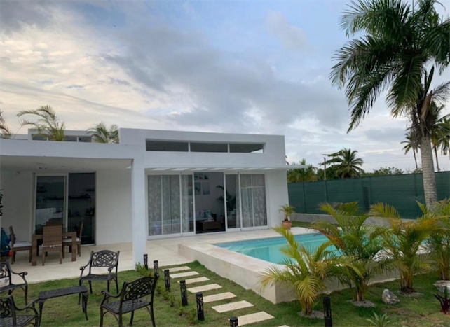 casas vacacionales y villas - Venta de Villa en las terrenas samana con piscina zona turística coson