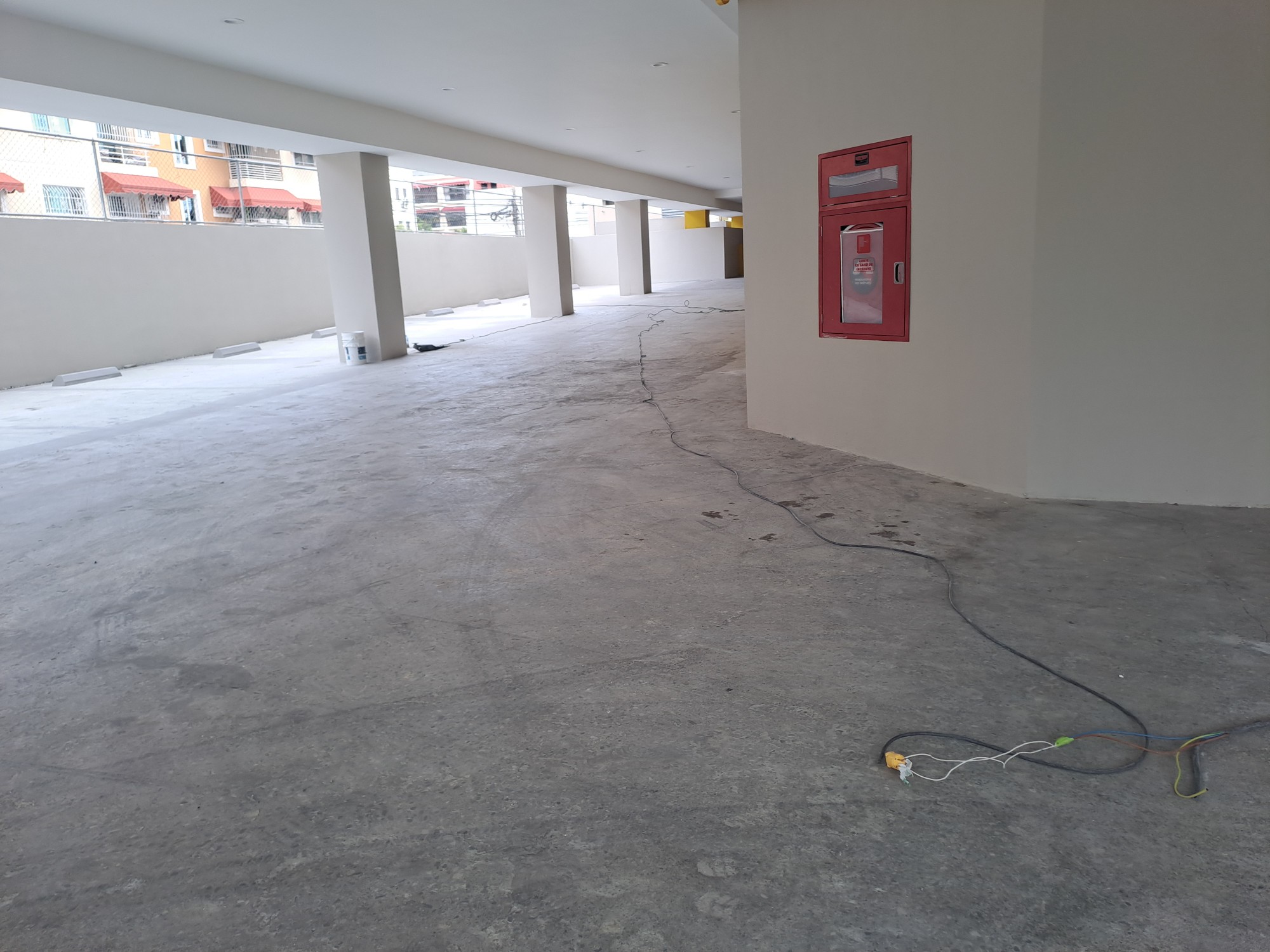 oficinas y locales comerciales - Local para oficina o negocio 450 mts 1er piso en Arroyo Hondo viejo 2