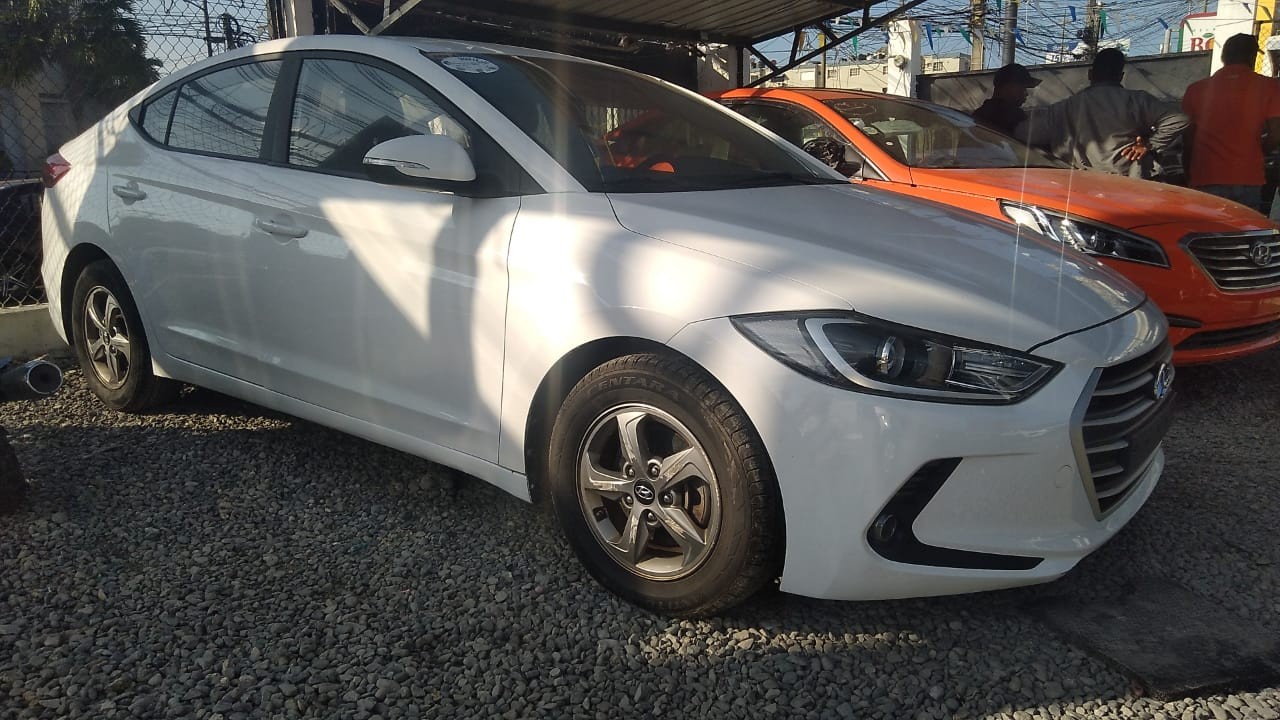 carros - HYUNDAI AVANTE 2017 BLANCODESDE: RD$705,100.00 1