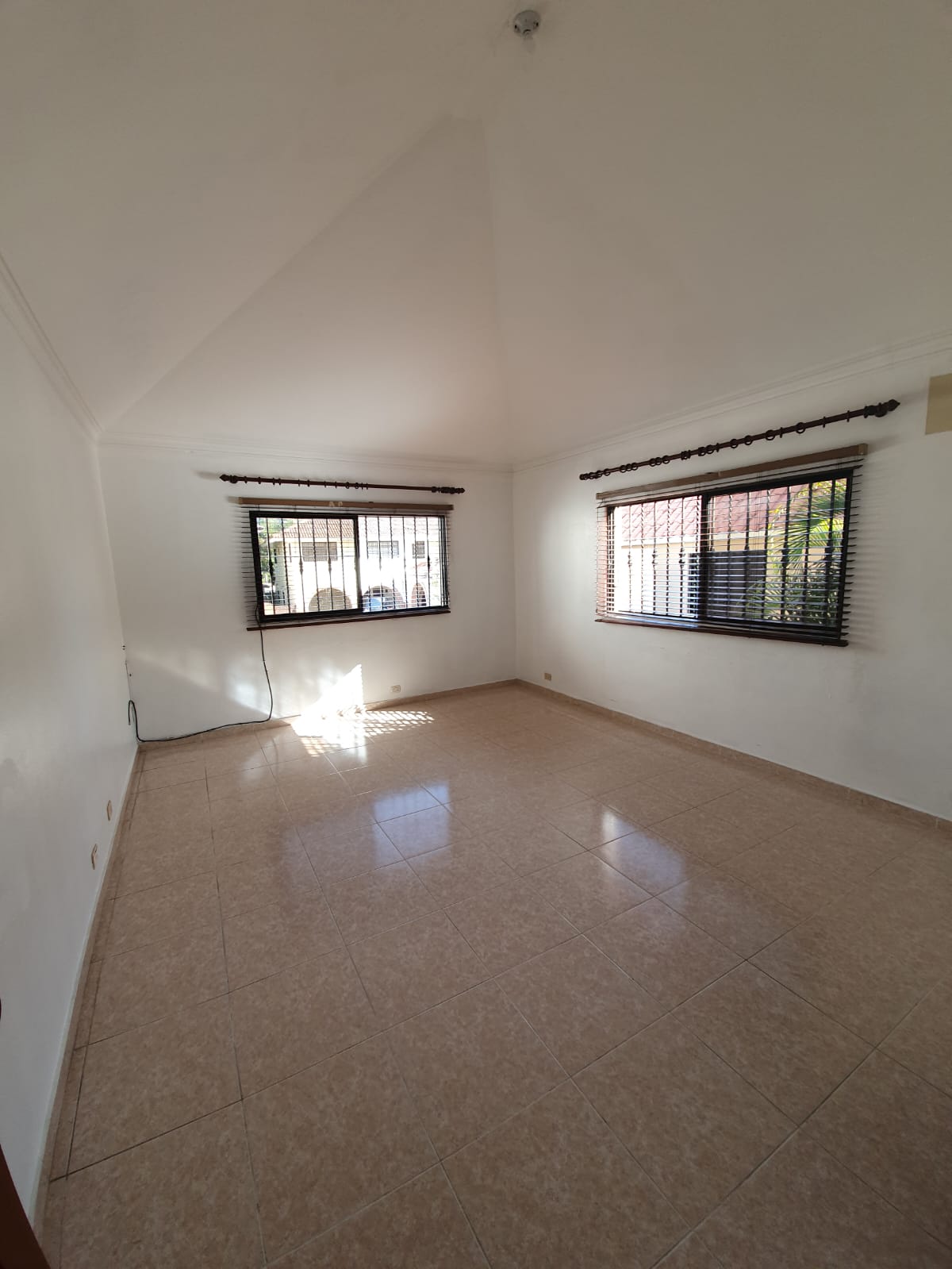 casas - VENTA DE HERMOSA CASA UBICADA EN ALT. ARROYO HONDO 6