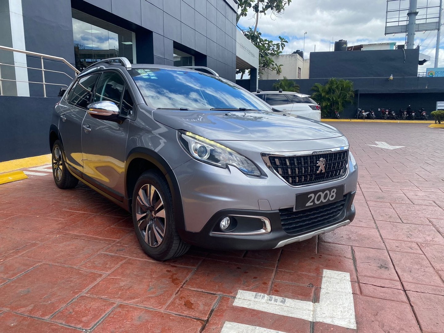 jeepetas y camionetas - SUB En venta PEUGEOT mod 2008 AÑO 2017