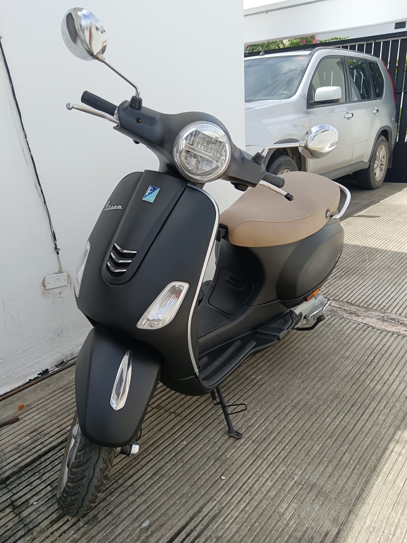 motores y pasolas - Pasola VESPA VXL NEGRA MATE 2022 con 2 CASCOS ORIGINALES COMO NUEVOS! 1800km