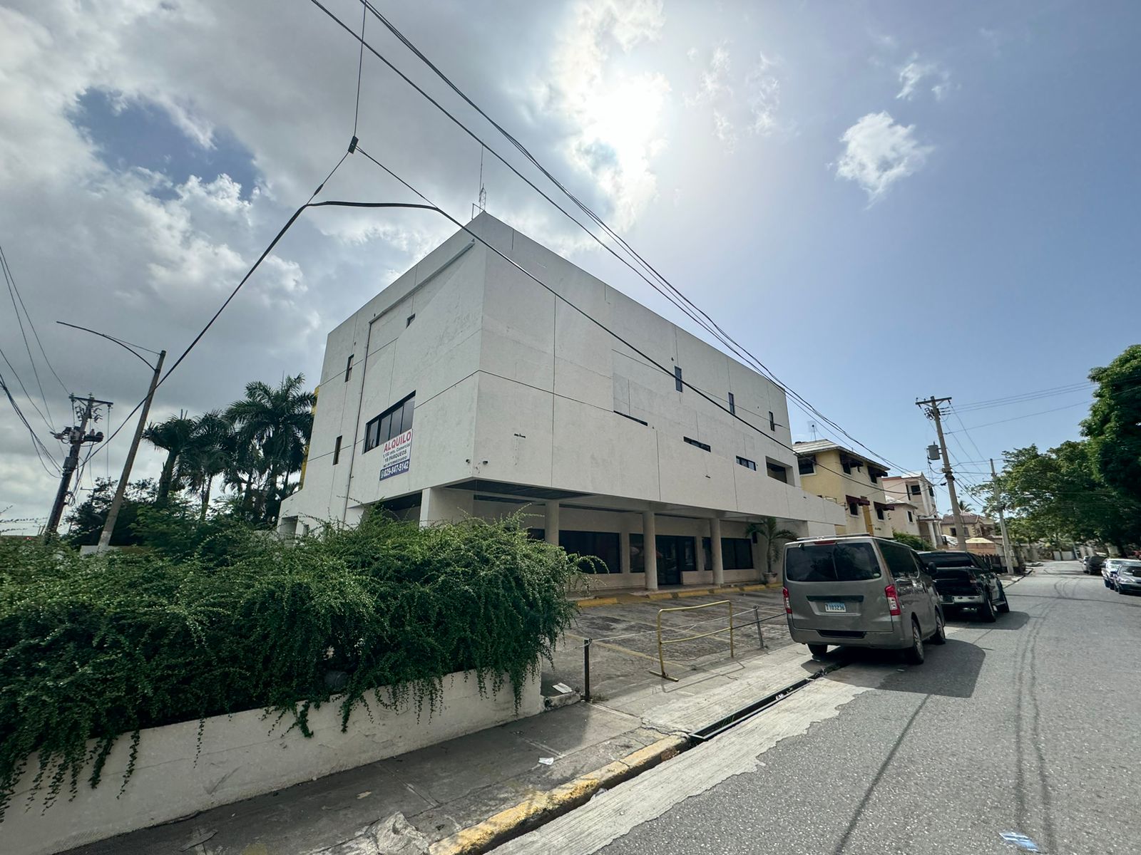 oficinas y locales comerciales - Alquilo edificio en Los Restauradores 1