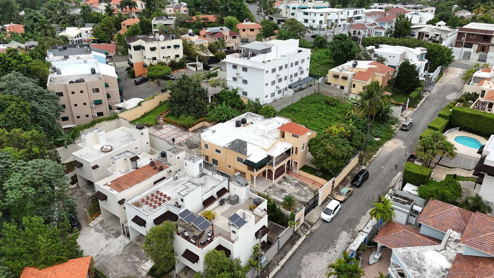 casas - Casa en venta en Altos de Arroyo Hondo II DE 1,000 m2 y 9 habitaciones 