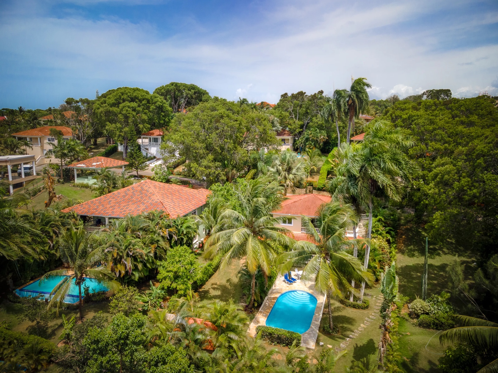 casas vacacionales y villas - Villa con Amplio Jardin y Piscina en Sosua  1