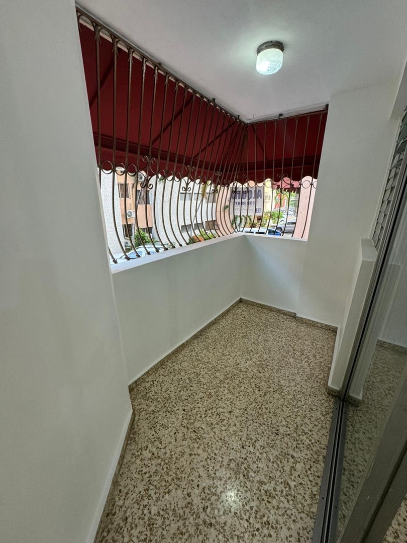 apartamentos - Alquiló piantini segundo nivel dos hab baño parqueo balcón servicio 