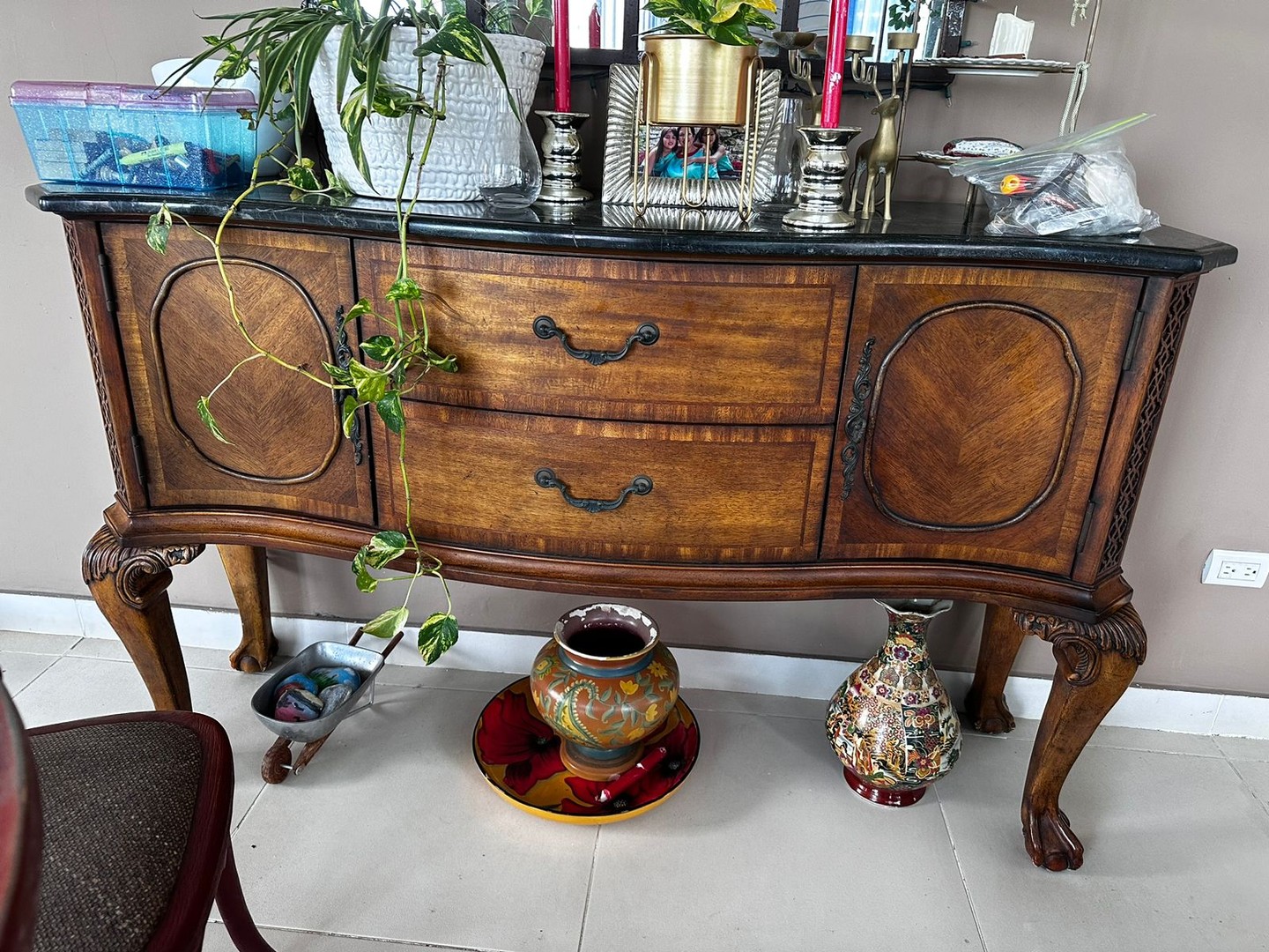 muebles y colchones - Hermosa credenza con tope en marmol verde. Como nueva.