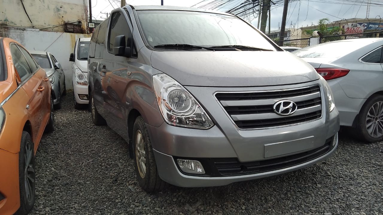 jeepetas y camionetas - HYUNDAI GRAN STAREX 2018 GRIS 0