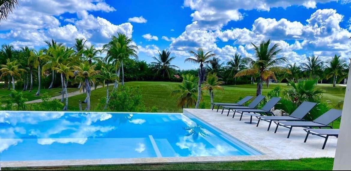 casas vacacionales y villas - venta de Villa de lujo primera línea campo de golf en la Romana de 750mts   1