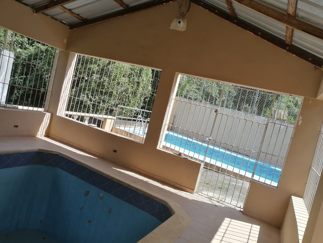 casas vacacionales y villas - Villa o cabaña con piscina y río en Bonao  5