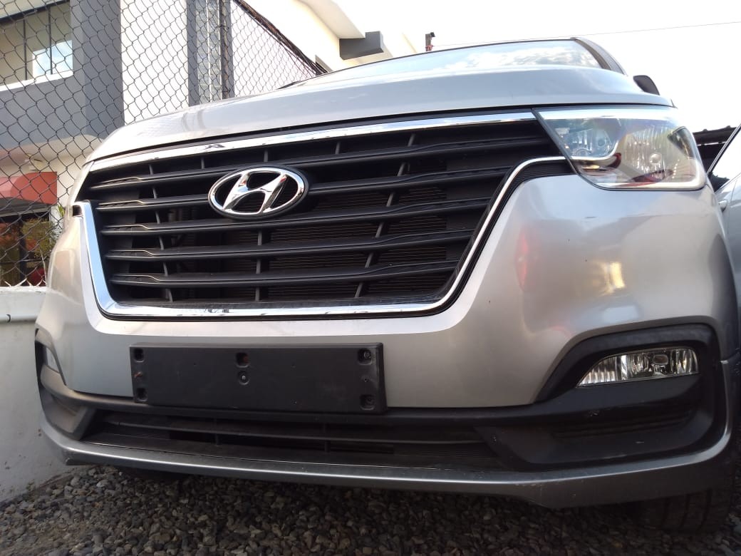 jeepetas y camionetas - HYUNDAI GRAND STAREX 2018 GRISDESDE: RD$1,300.100 3