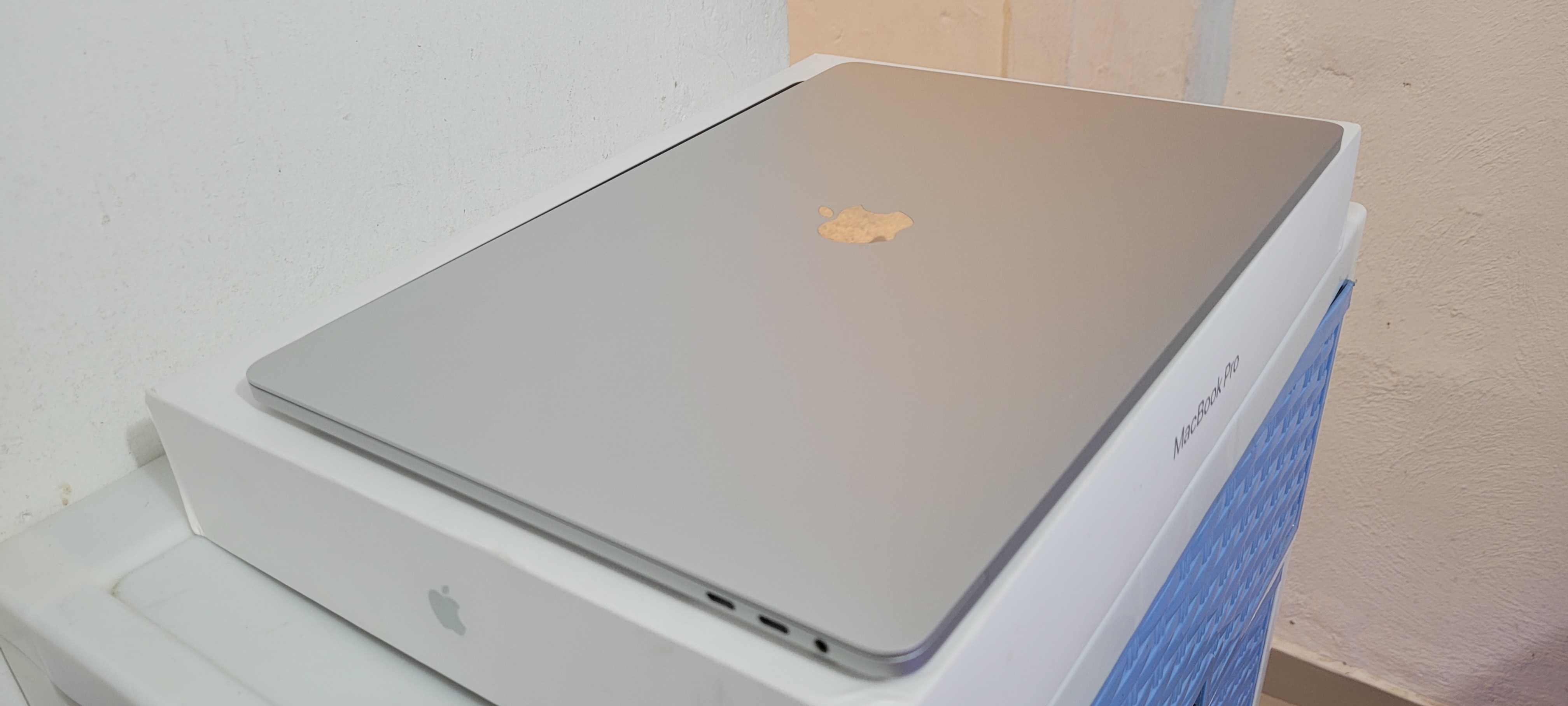 computadoras y laptops - Macbook pro Retina 15 Pulg Core i7 Ram 16gb Radeon pro 4gb año 2019 3