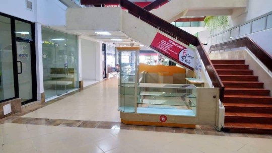 oficinas y locales comerciales - Rento módulo de pasillo en plaza comercial 2