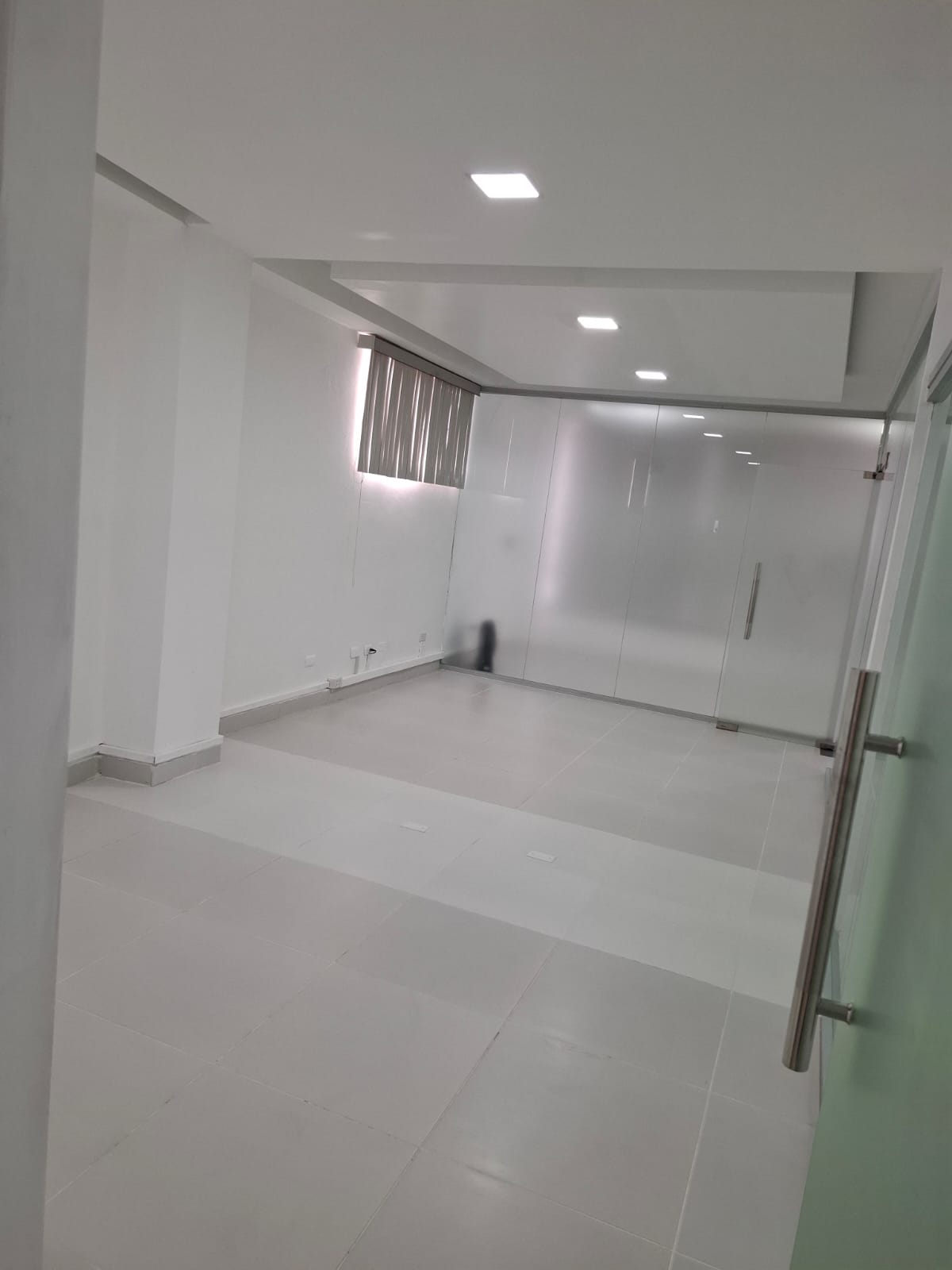 oficinas y locales comerciales - Local 73 mts 3er piso para oficina en arroyo hondo 8