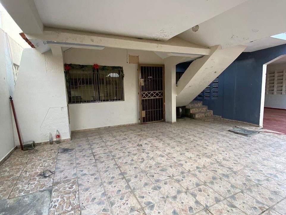 casas - venta de casa de dos niveles dividida en 4 en vista hermosa Santo Domingo este  5