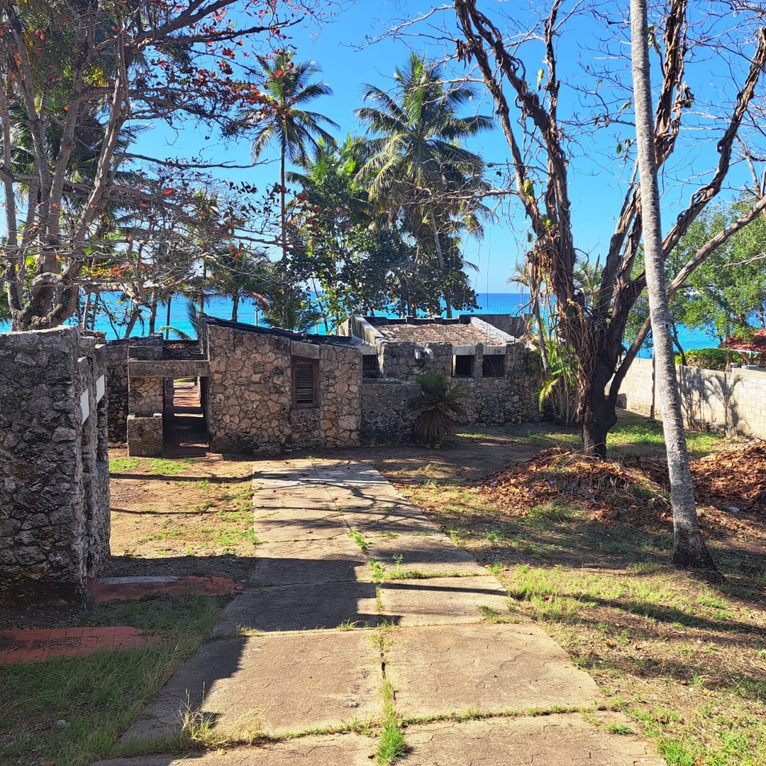 solares y terrenos - Vendo Terreno Boca Chica Zona Exclusiva Frente Al Mar
con Casa de 300 metros 
 6