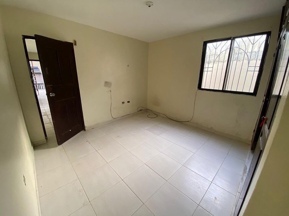 casas - venta de casa de dos niveles dividida en 4 en vista hermosa Santo Domingo este  7