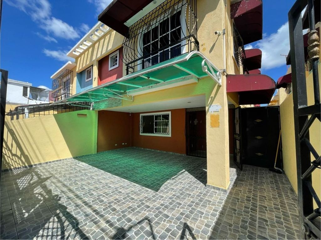 casas - Vendo casa de dos niveles ubicado en Lucerna , Santo Domingo Este. 