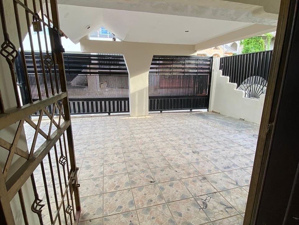 casas - venta de casa de dos niveles dividida en 4 en vista hermosa Santo Domingo este  8